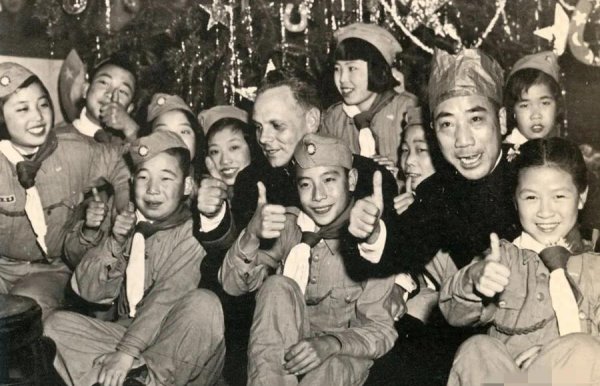 顺应网 1943年，戴笠和儿童，留下一张罕见的合影，面目慈祥，恶魔的笑容